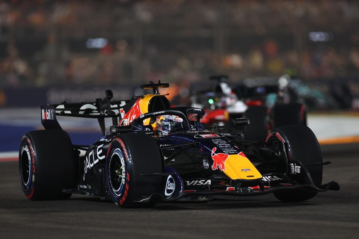 F1: Ο Verstappen κατακτά την πρώτη του νίκη στη Σιγκαπούρη το 2026