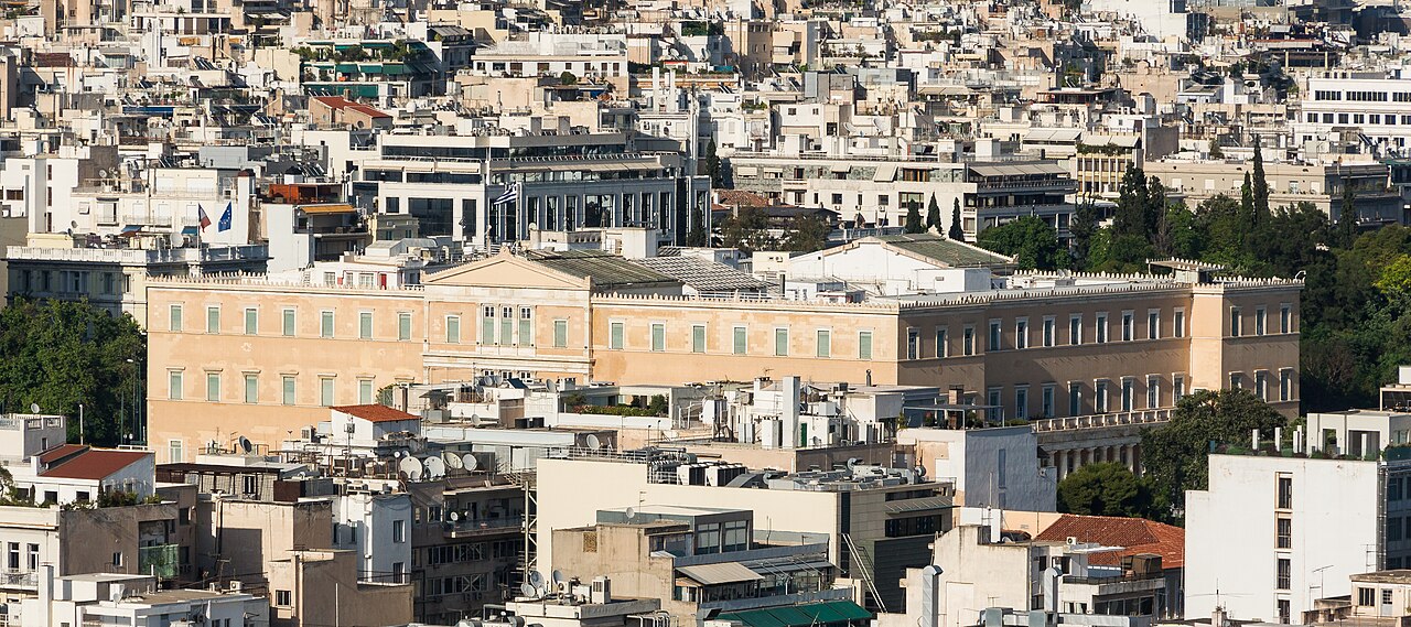 Σημαντικές πολιτικές εξελίξεις στην Ελλάδα: Αναθεώρηση, εσωκομματικές αντιπαραθέσεις και κοινωνικές μεταρρυθμίσεις