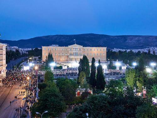 Δραματικές πολιτικές εξελίξεις και εσωκομματικές κόντρες στα ελληνικά κόμματα