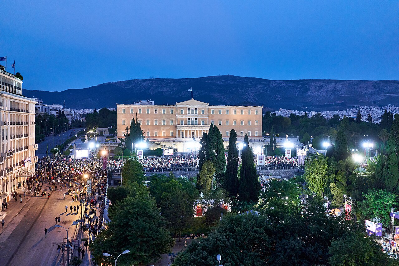 Δραματικές πολιτικές εξελίξεις και εσωκομματικές κόντρες στα ελληνικά κόμματα
