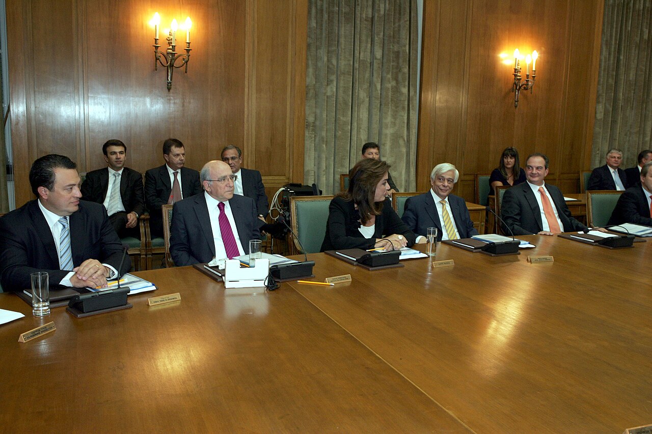 Σημαντικές πολιτικές εξελίξεις: Παραιτήσεις, φάρσες και νομοθετικές αλλαγές