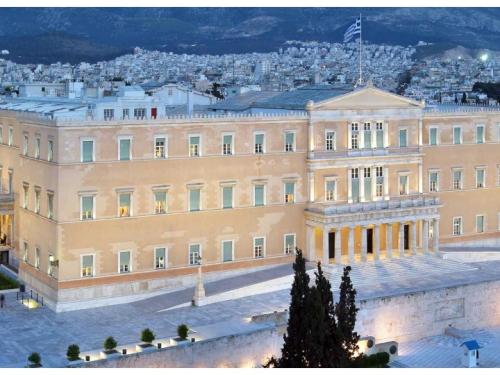 Ψηφίστηκε κατά πλειοψηφία στη Βουλή η έκτακτη εισφορά για τους παρόχους ρεύματος